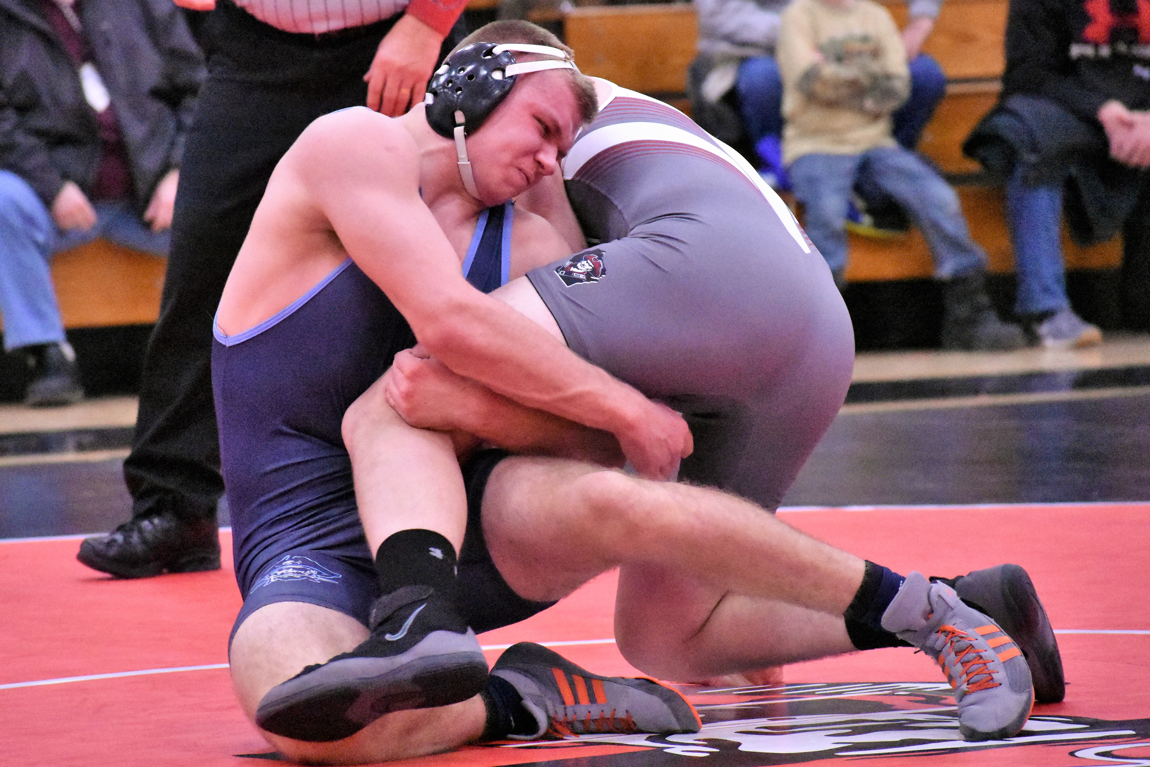 Eight Bay Port wrestlers advance to sectionals