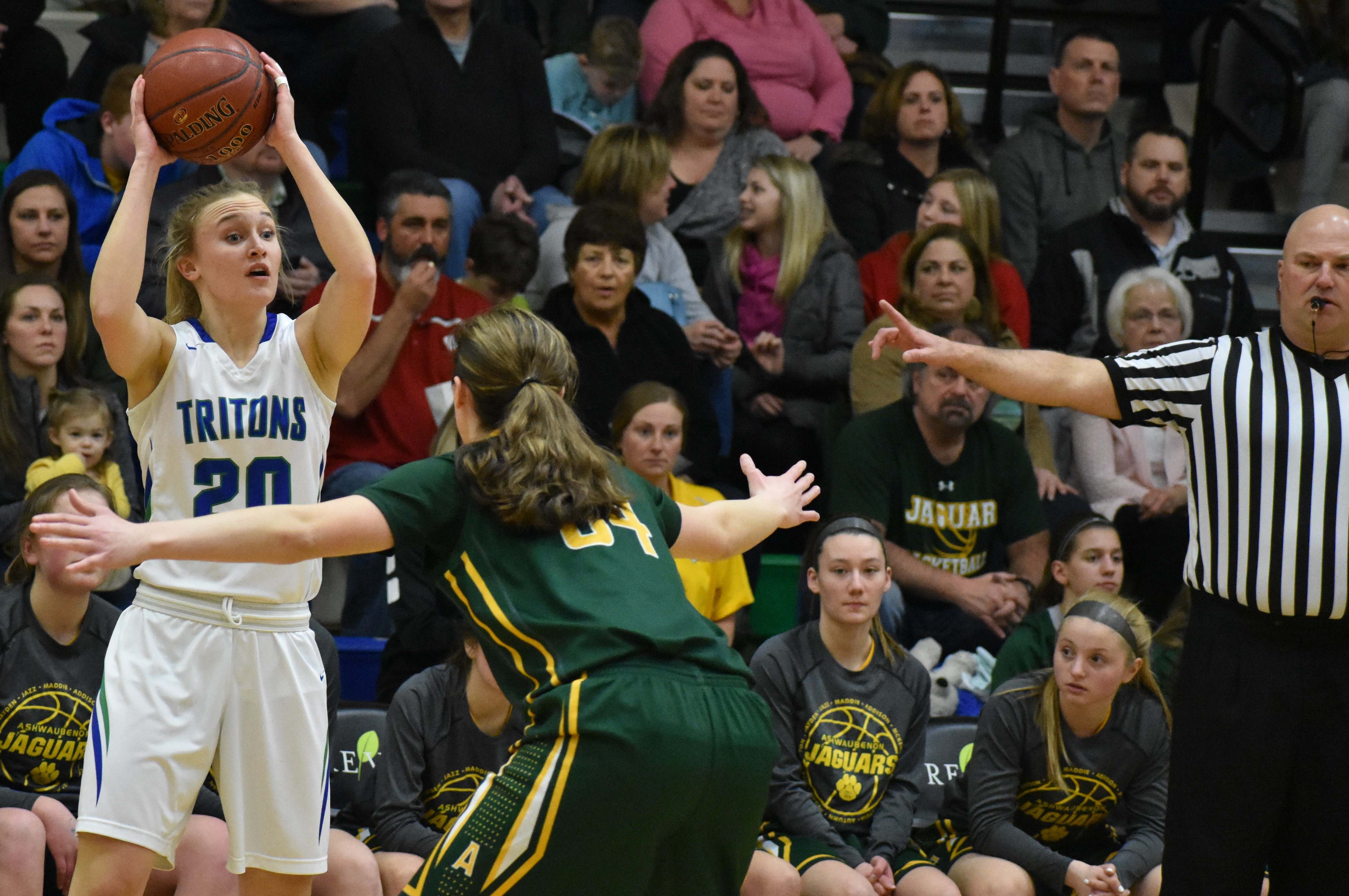 Schlader hits bonus free throws to lift Jaguars over Tritons