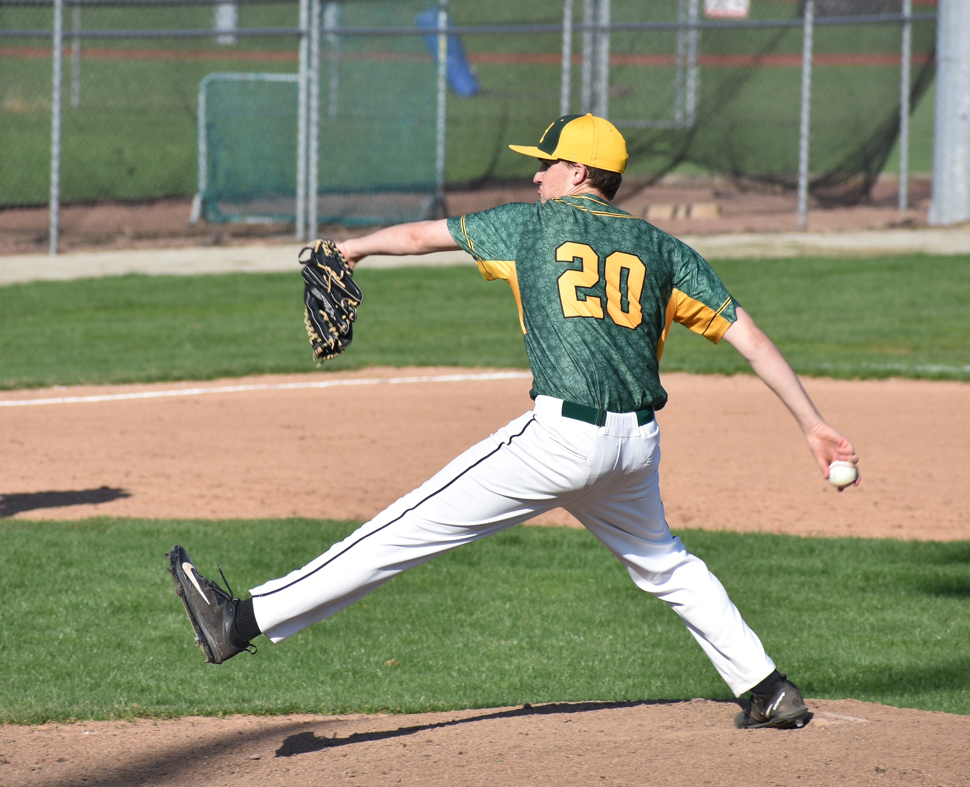 Jaguars lose to Trojans in extra innings