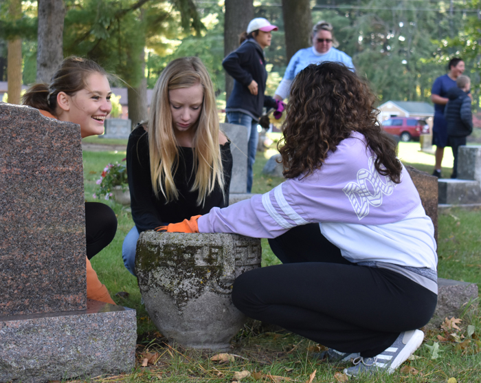 Bay View students spend time cleaning up cemetery