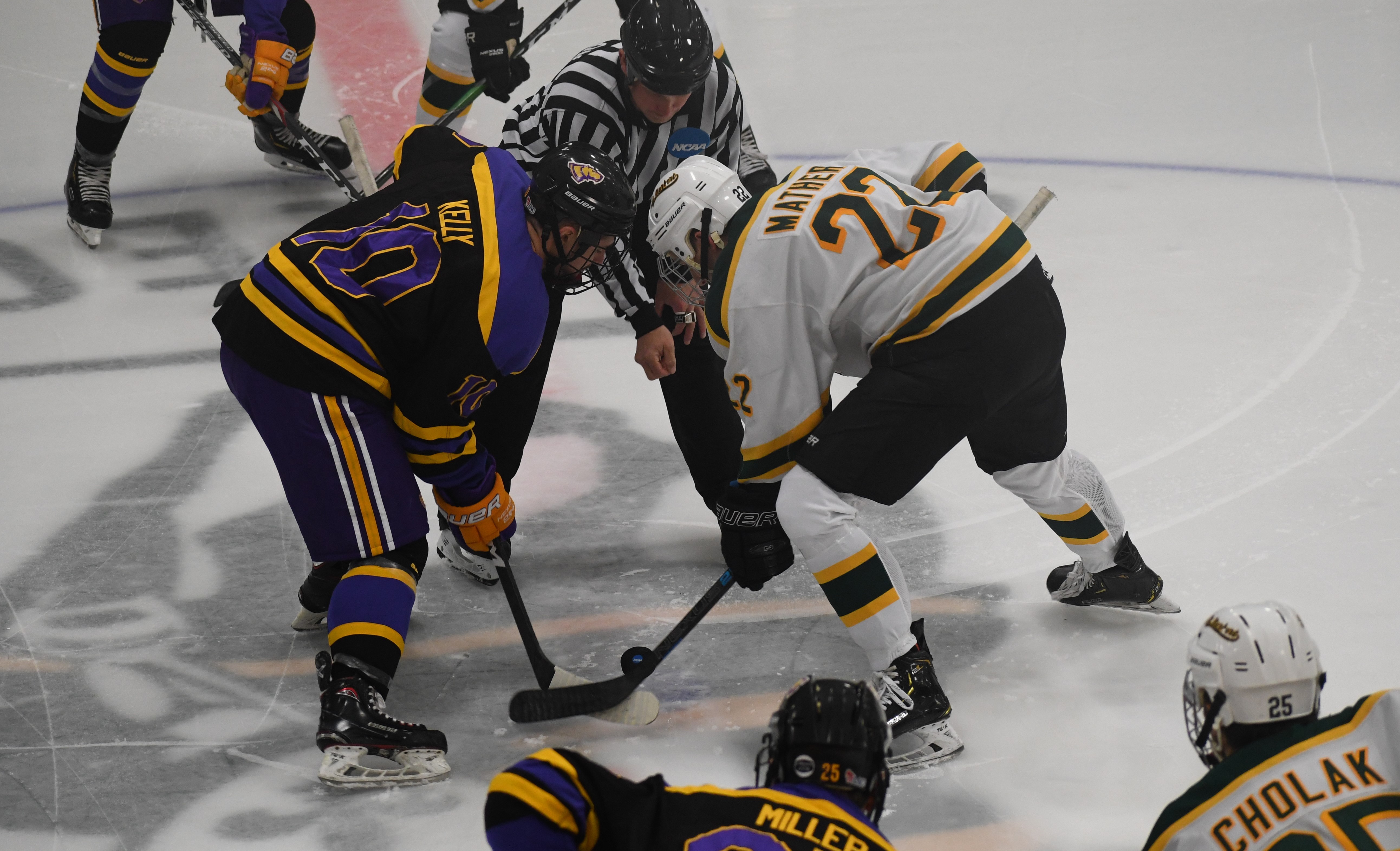 Pointers defeat Green Knights in men’s hockey