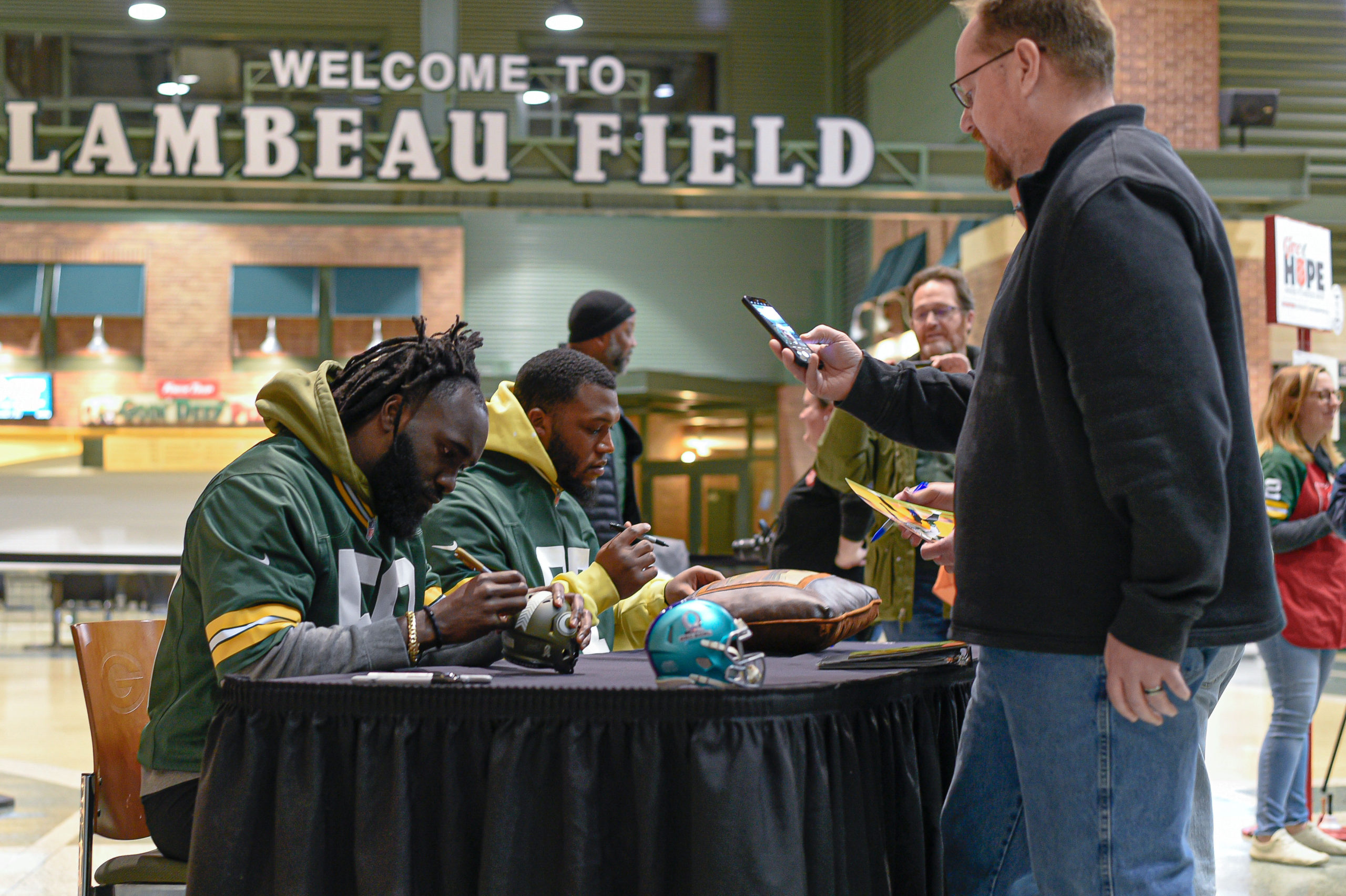 Packers sign autographs