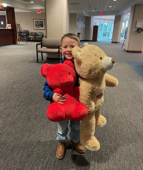 Green Bay Gamblers deliver ‘teddy bear toss’ bears to patients