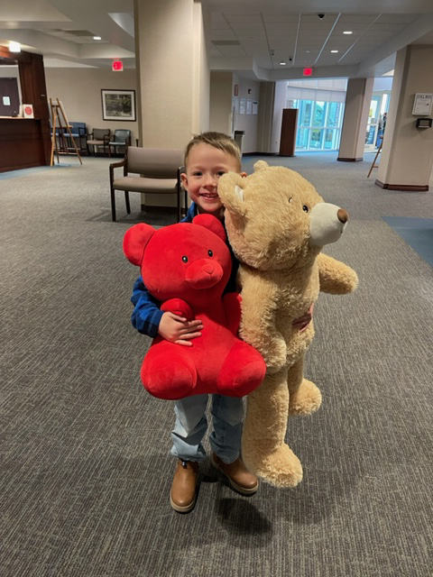 Green Bay Gamblers deliver ‘teddy bear toss’ bears to patients